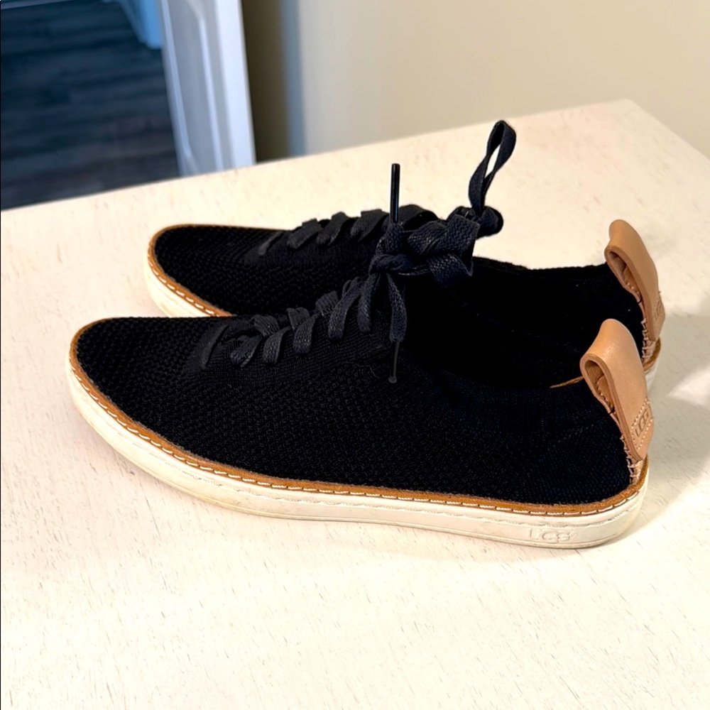 UGG Women’s Sydney Mesh Black and Tan Sneakers with Upper Lace Design / Size 6.5